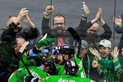 Hokejisté Mladé Boleslavi se radují z branky ve čtvrtfinále play off 2022