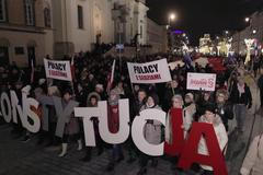 Jeden svět Soudci pod tlakem