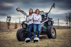 Za volantem sílu nepotřebujeme. Název je trošku provokace, říkají Podpatky na plynu