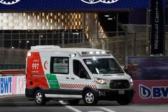 Sanitka odvážející Micka Schumachera po havárii v kvalifikaci na VC Saúdské Arábie F1 2022