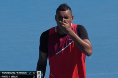 Australský tenista Nick Kyrgios na Australian Open trefil omylem chlapce v pódiu