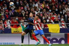 Reinildo Mandava z Atlética Madrid a Cristiano Ronaldo z Manchesteru United v osmifinále Ligy mistrů.