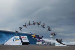 Petr PIlát skáče přes letadlo