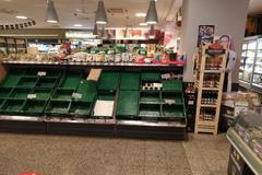 Prázdné regály berlínských obchodů. Chybí často i toaletní papír.