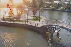 Lidé v panice skákali do jezera. Kamery zachytily raketový útok na Kremenčuk