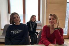 Anastasja Artemjaková (vpravo) se svými kolegyněmi v Českém centru v Kyjevě.