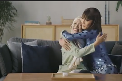 Drag queen objímá matku v hidžábu. Pasáž, kvůli které Samsung reklamu stáhnul