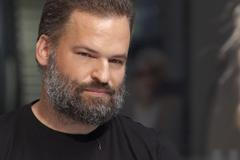 Lidé berou záchranku jako taxi zdarma. Vymklo se to kontrole, říká primář Straka