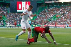 Danilo Pereira a Adam Hložek v zápase Ligy národů Portugalsko - Česko