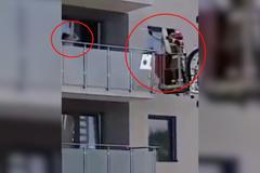 Polka házela po hasičích talíře a nože. Nakonec skočila z balkonu