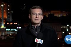 Reportér pohotově přepíná mezi šesti jazyky. Svými schopnostmi ohromil sociální sítě