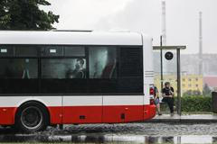 Ilustrační foto - MHD, DPP, lidé, cestující, autobus, zastávka, lidé, veřejnost, déšť, počasí, pochmurno, koronavirus, smutek, samota