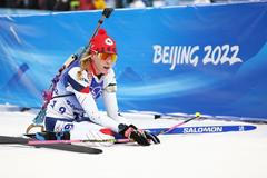 Markéta Davidová v cíli sprintu biatlonistek na ZOH 2022 v Pekingu