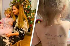 Ukrajinské dívce se zoufalým vzkazem na zádech se i s matkou a babičkou podařilo před ruskou invazí uprchnout do Francie.