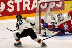 Marcel Noebels a Karel Vejmelka ve čtvrtfinále MS 2022 Česko - Německo