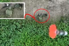 Cílem je i voják vykonávající potřebu. Ukrajinci deptají Rusy primitivní zbraní