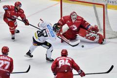 Michal Řepík při své gólové akci v druhém finále na ledě Třince