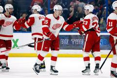 Jakub Vrána se spoluhráči slaví branku Detroitu