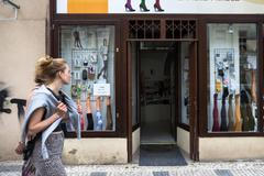 Obchod Karlín s ponožkami, punčochami - údajný protiukrajinský nápis