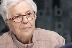 Její hlas zná celá Praha: Slyšet se v tramvaji mě rušilo, jsem k sobě kritická, říká