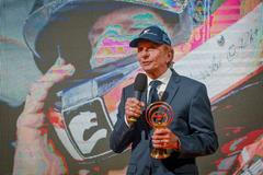 Emerson Fittipaldi při přebírání Zlatého volantu jako Osobnost světového motorsportu v kategorii automobilů