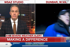 Reportérku srazilo auto během živého vstupu