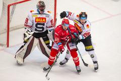 Július Hudáček, Maxim Matuškin a Vladimír Svačina ve finále extraligy Třinec - Sparta