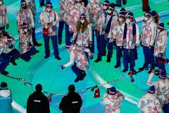 Nástup týmů během slavnostního zakončení ZOH 2022 v Pekingu - český tým