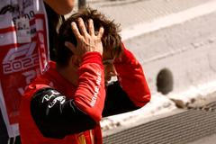 Zklamaný pilot Ferrari Charles Leclerc po odstoupení z Velké ceny Španělska 2022