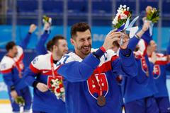 Marek Hrivík slaví bronz slovenských hokejistů na olympiádě v Pekingu 2022