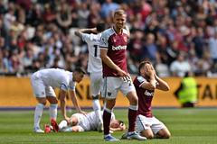 Zraněný Ashley Westwood, Nikola Vlašič a Tomáš Souček