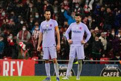 fotbal, Španělský pohár 2021/2022, osmifinále, Bilbao - FC Barcelona, Sergio Busquets, Piqué, smutek