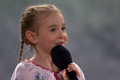 Dívka po pěveckém výkonu v krytu zazpívala ukrajinskou hymnu pro miliony Poláků
