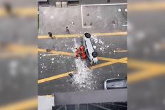 Při tragické nehodě v Číně zemřeli dva řidiči. Auto spadlo z vysoké výšky