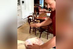 Jak nakrájet pizzu bez nože? Rychlý trik rozdělil sociální sítě na dva tábory