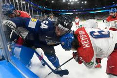 Mikael Granlund a Michal Kempný v zápase Česko - Finsko na MS 2022