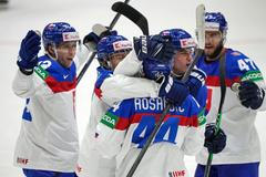 Slovenský obránce Mislav Rosandiš slaví gól v zápase s Norskem na MS 2022