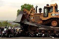 Buldozer rozdrtil stovku motorek. V New Yorku nemají co dělat