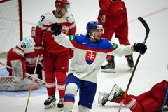 Slovenský útočník Pavol Regenda slaví gól v zápase s Norskem na MS 2022