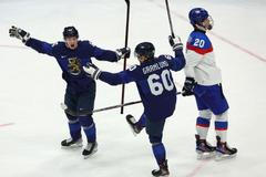 Finové slaví gól v semifinále Slovensko - Finsko na ZOH 2022 v Pekingu