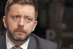 ŽIVĚ: Proč neodstoupí? Stojí ho Mlejnek politickou kariéru? Vít Rakušan v DVTV