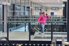 Koronavirus - vylidněné letiště Václava Havla, cestující, turista, roušky