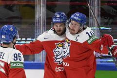 Matěj Blümel, David Krejčí a Roman Červenka slaví gól v zápase Česko - Švédsko na MS 2022