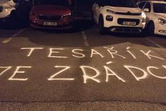 Živě: Protesty před domy poslanců i nekonečné obstrukce. Ministr Rakušan hostem DVTV