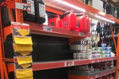 Vyprodané kanystry a autolékárničky