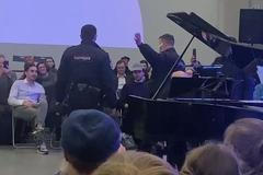 Policie v Moskvě přerušuje recitál Alexeje Ljubimova