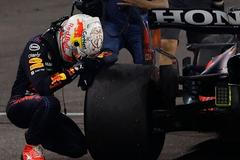 Max Verstappen se raduje z vítězství v Abú Zábí a titulu mistra světa formule 1 za rok 2021