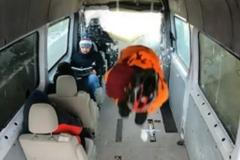 Rus, který se nebojí. Amatérský kaskadér "prolétl" skrz rozjetou dodávku