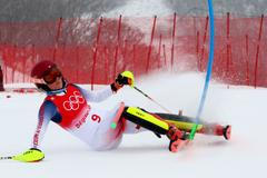 Mikaela Shiffrinová padá v kombinačním slalomu na ZOH 2022 v Pekingu