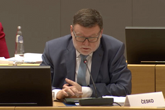 Stanjura mluvil při setkání ministrů financí EU anglicky. Jen občas si pomohl tahákem v tabletu